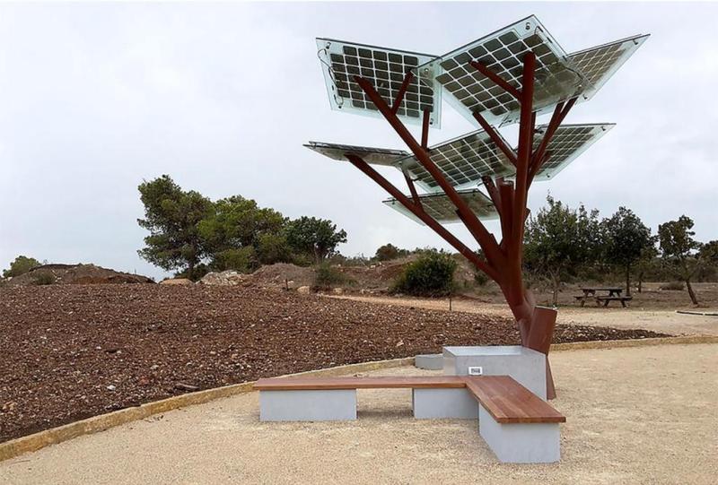 Albero solare che produce energia fotovoltaica