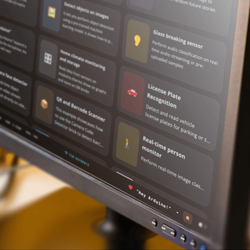 Monitor con dashboard di modelli di intelligenza artificiale eseguiti in locale su dispositivo
