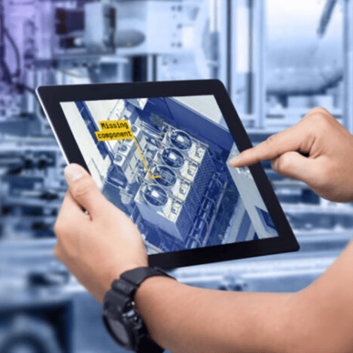 Tablet che mostra un sistema di monitoraggio delle condizioni di una macchina industriale, con un componente mancante segnalato