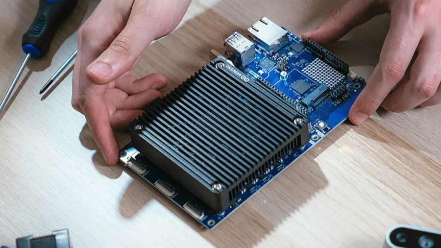 Scheda Arduino VENTUNO Q mostrata con il core Zephyr 1.0.0