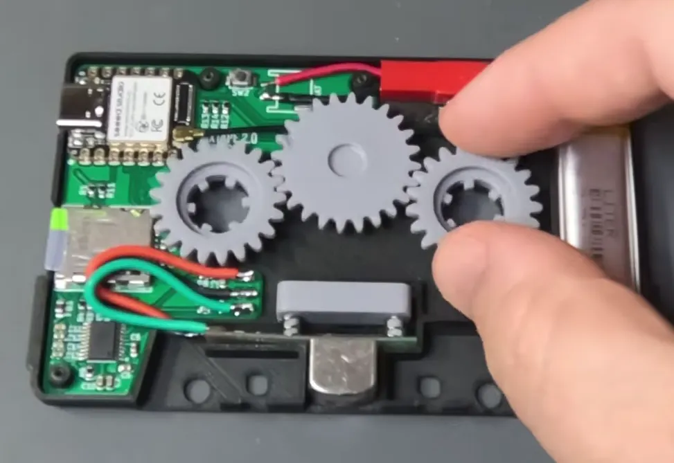 Interno del guscio della cassetta con scheda elettronica, ingranaggi e batteria