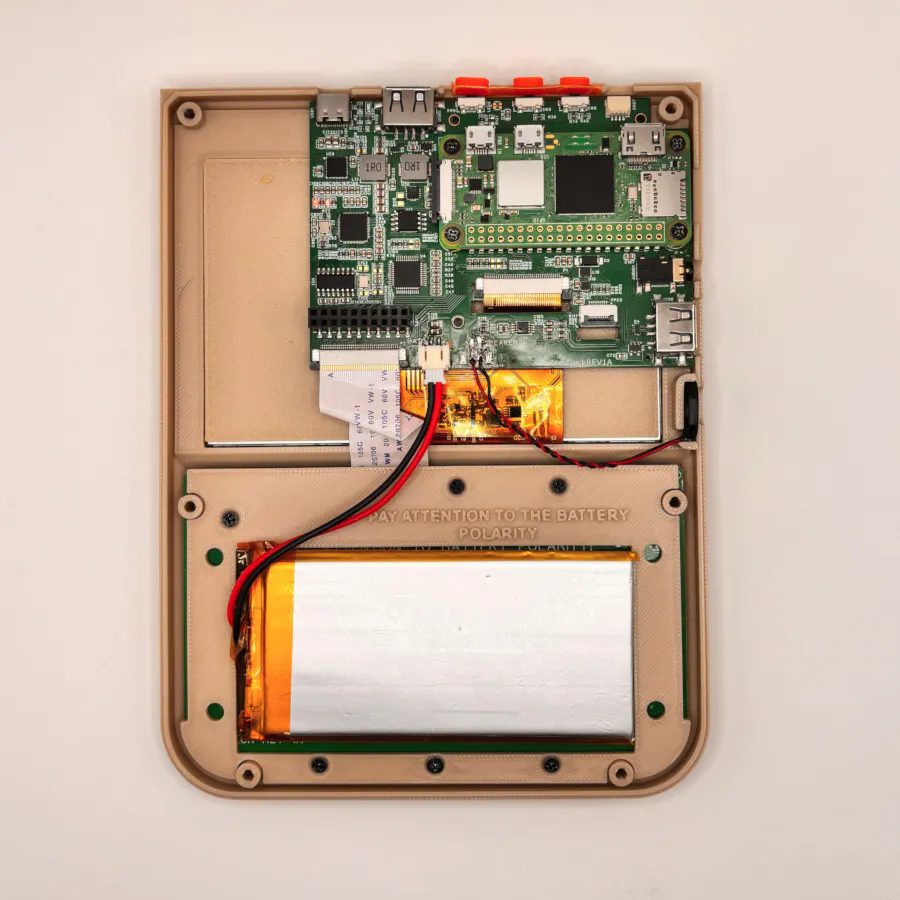 Palmare con tastiera sotto il display in stile Game Boy, basato su Raspberry Pi Zero 2 W