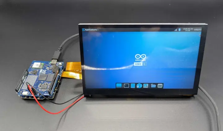 Scheda Arduino UNO Q collegata a un display touch Waveshare tramite la scheda Media Carrier