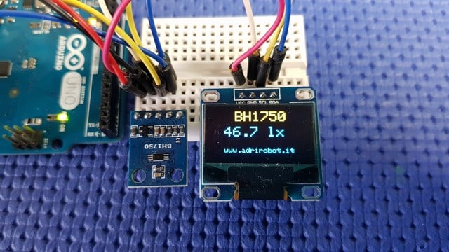 Sensore BH1750 su modulo GY-302 collegato ad Arduino UNO, con un display OLED che mostra 46,7 lx